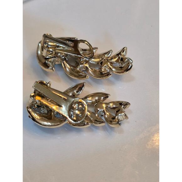 Vintage Gold Tone Leaf Clip-On Earrings With Light Blue Rhinestones - Picture 9 of 11